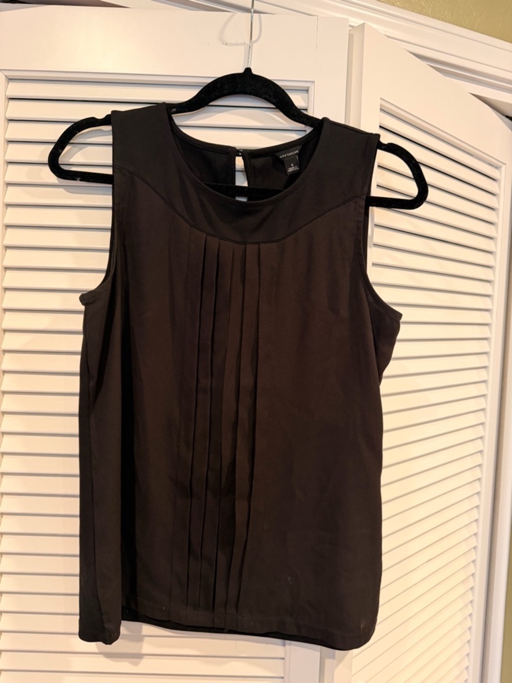 Ann Taylor Black Pleated Sleeveless Shell Top